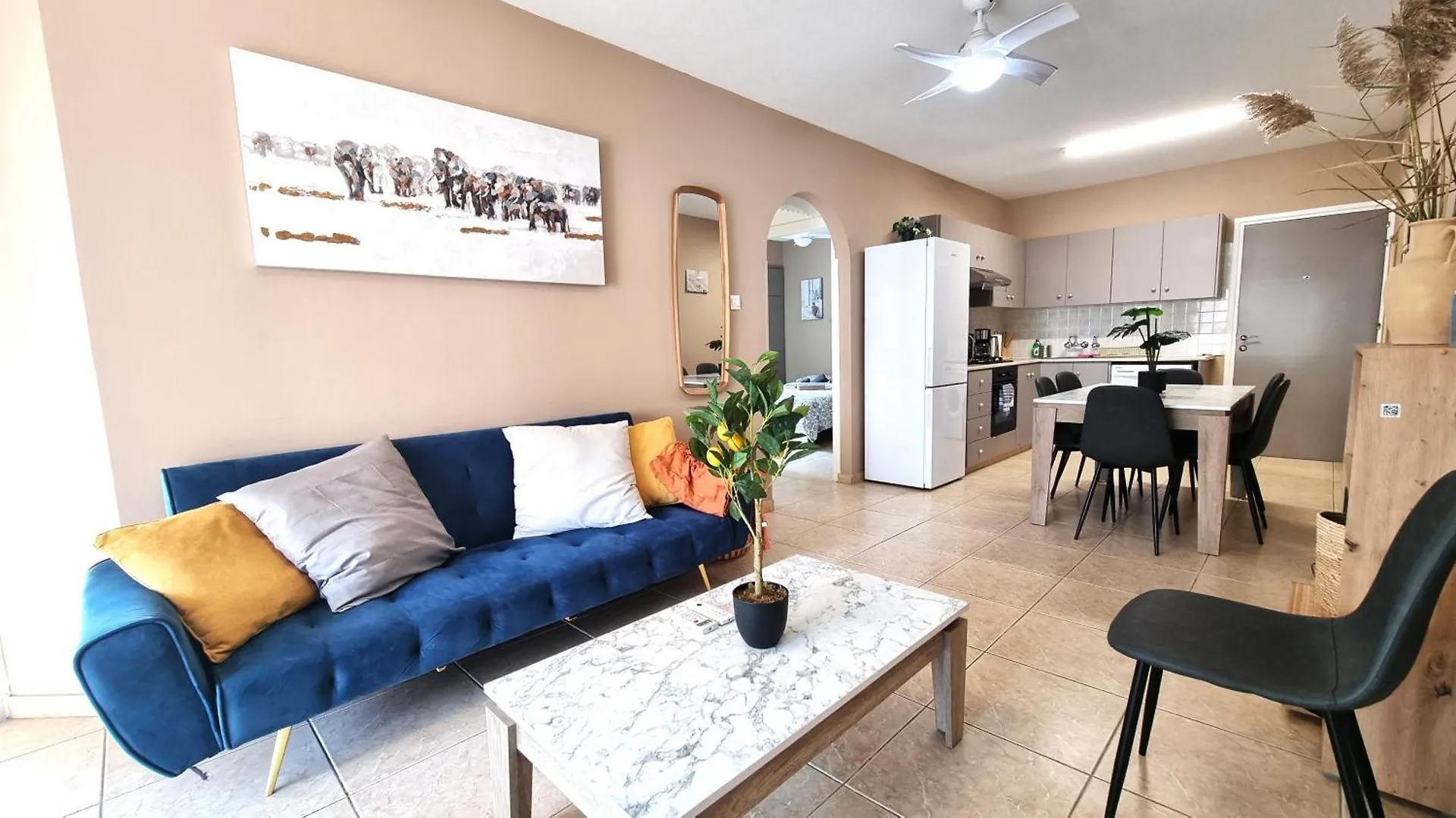 5 Min Walk To Beach, Perfect Seaside Escape 3Br Shared Apartment contacts