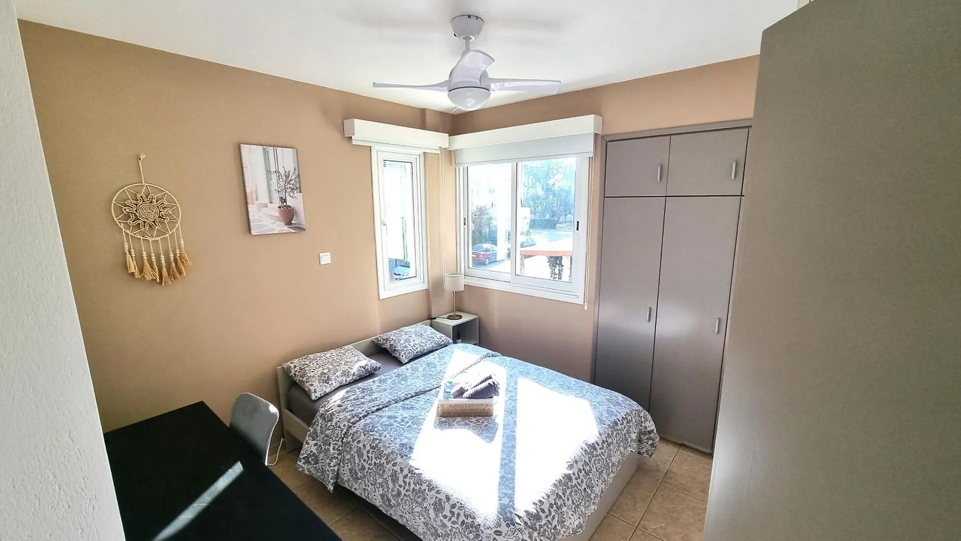 Homestay 5 Min Walk To Beach, Perfect Seaside Escape 3Br Shared Apartment Larnaca