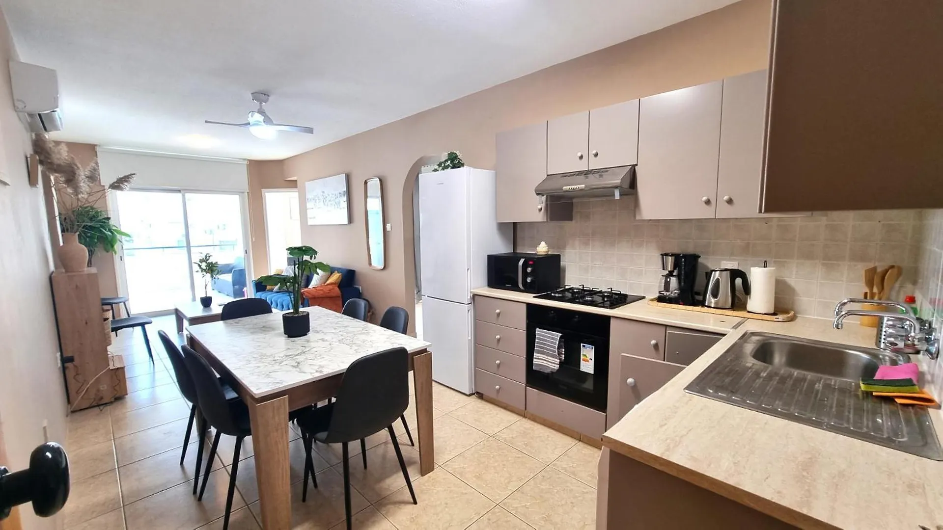 5 Min Walk To Beach, Perfect Seaside Escape 3Br Shared Apartment Larnaca Homestay