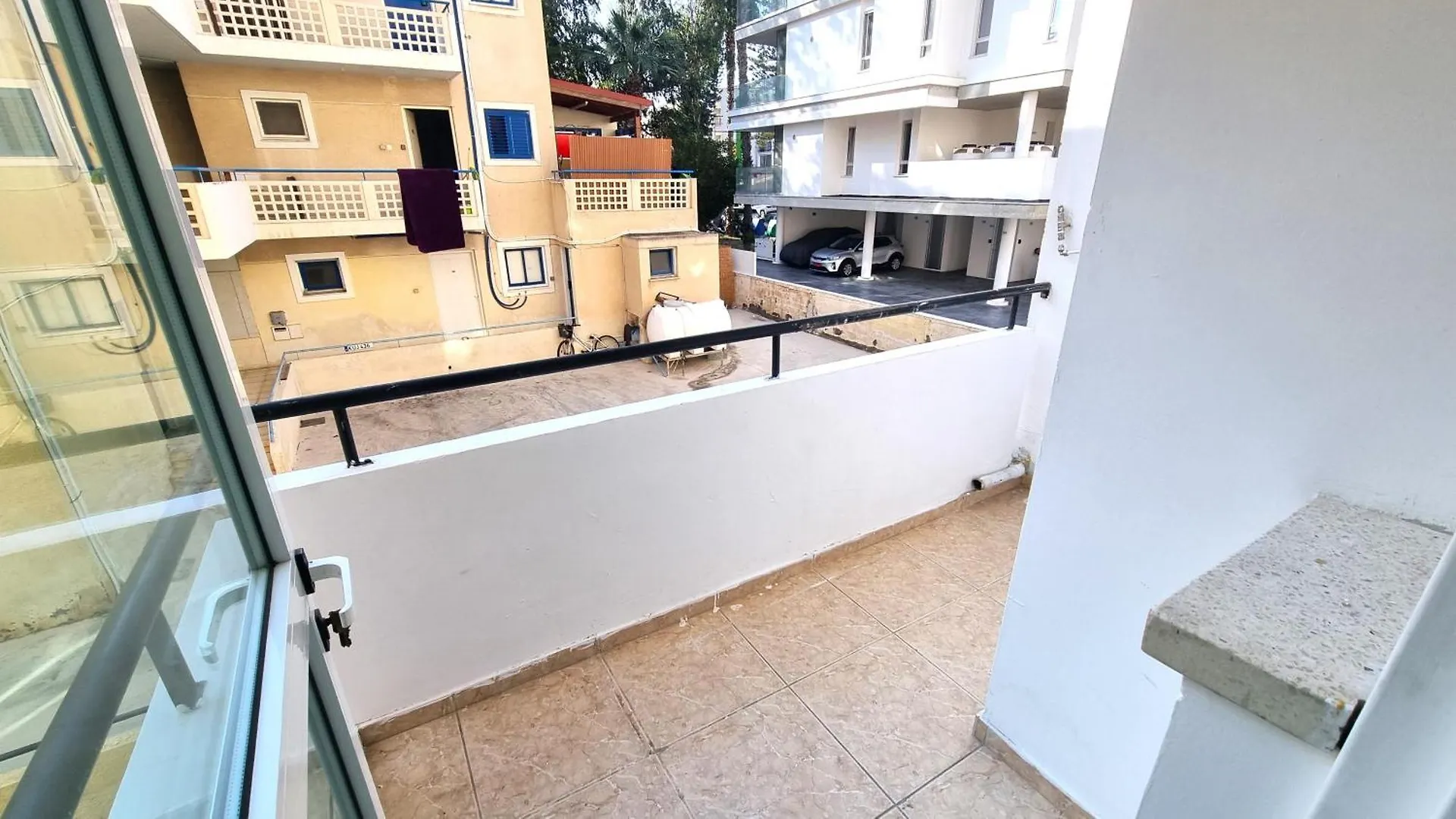 Homestay 5 Min Walk To Beach, Perfect Seaside Escape 3Br Shared Apartment Larnaca