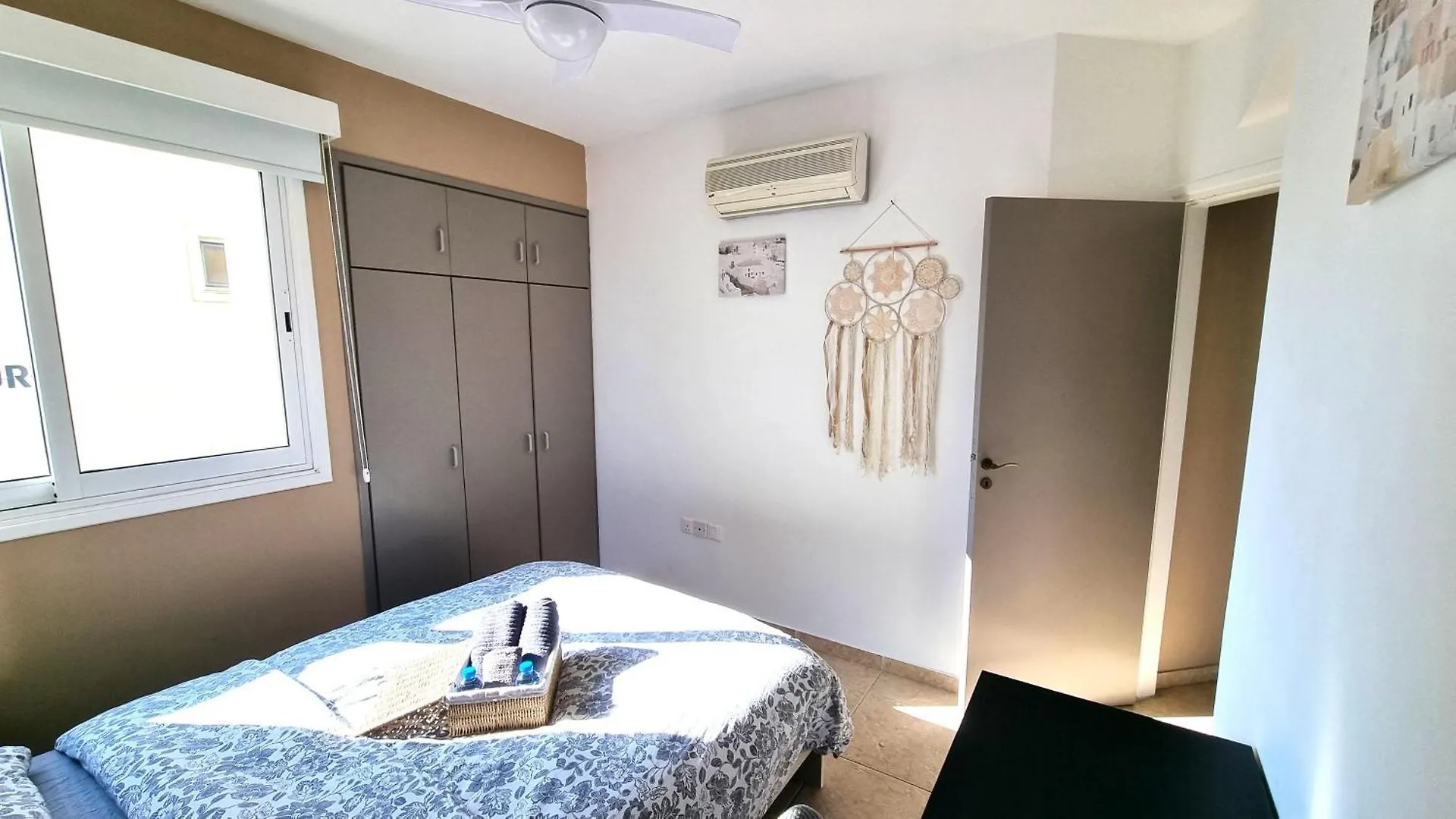 Homestay 5 Min Walk To Beach, Perfect Seaside Escape 3Br Shared Apartment Larnaca Cyprus