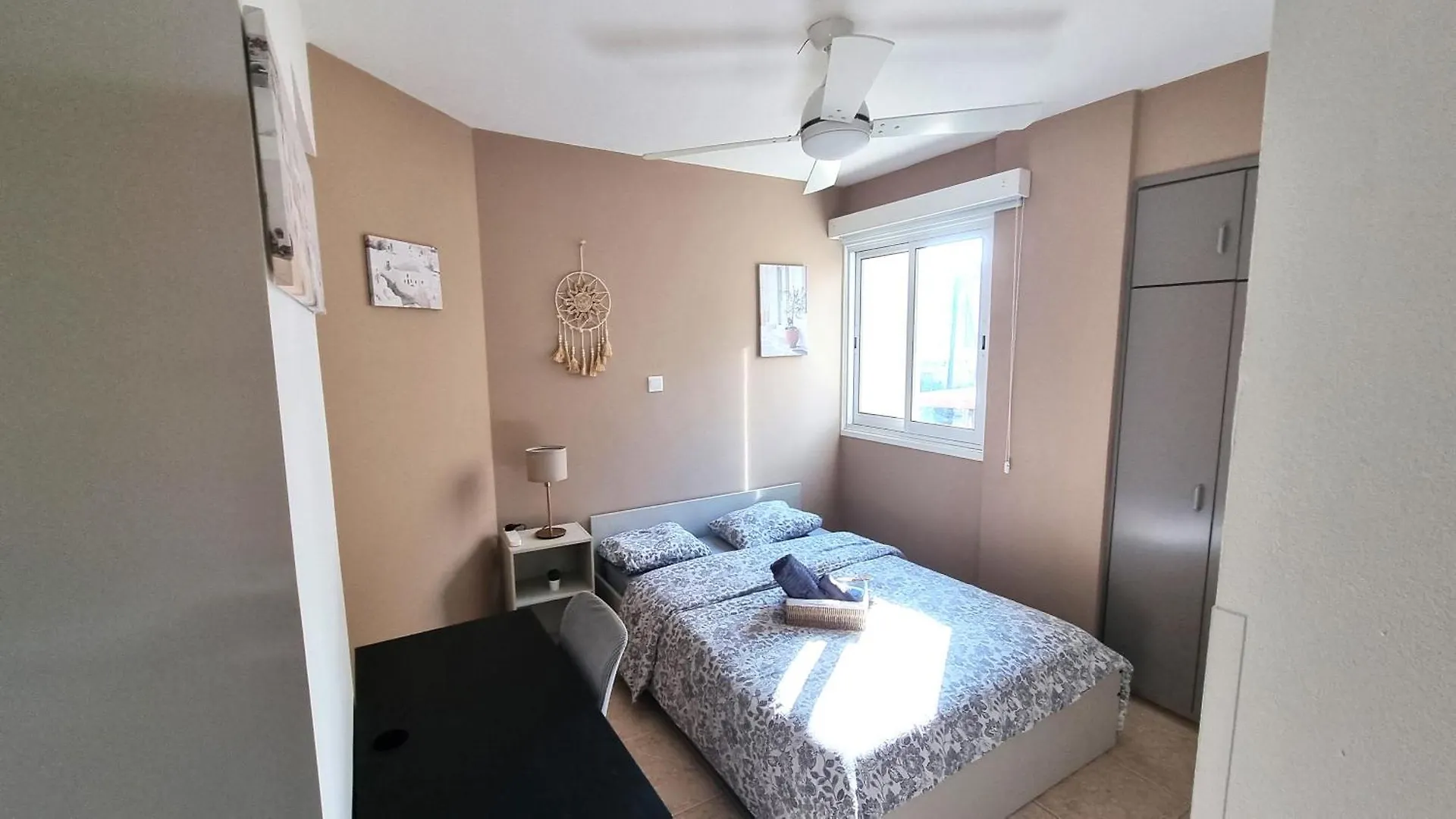 5 Min Walk To Beach, Perfect Seaside Escape 3Br Shared Apartment Larnaca Homestay