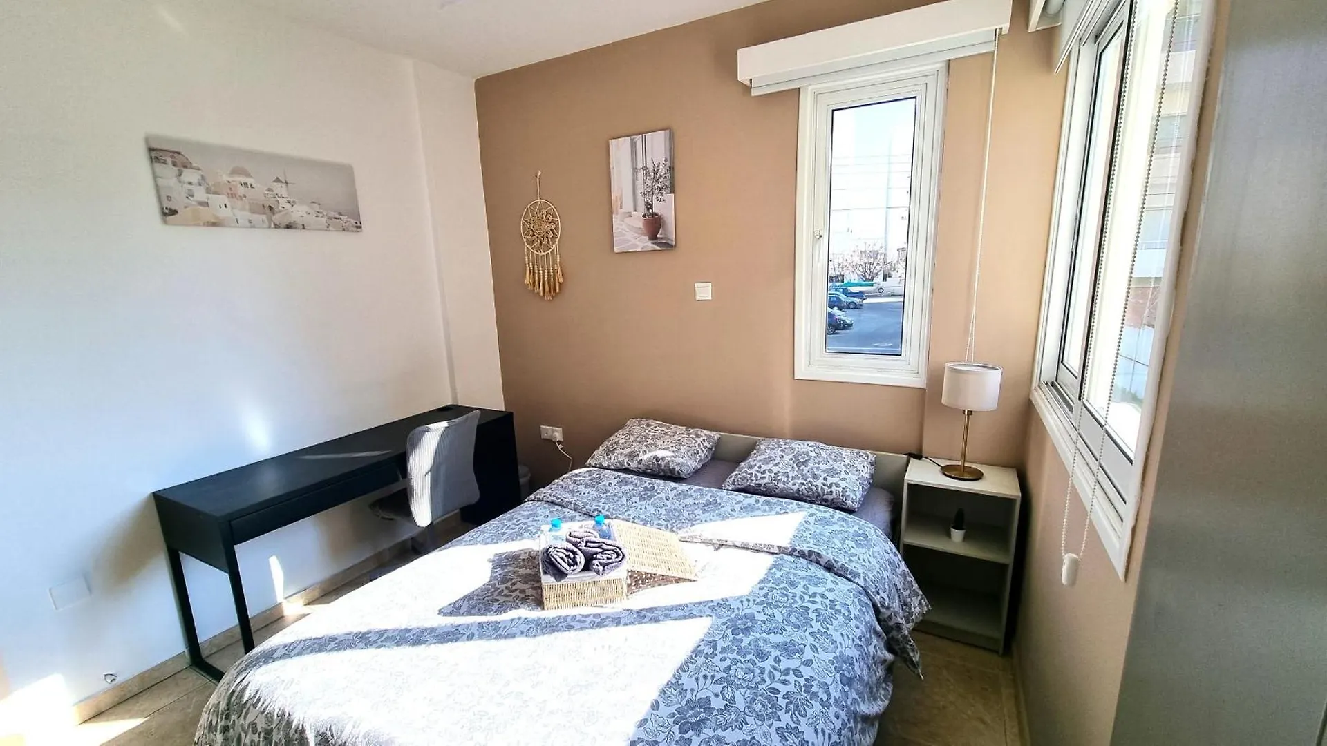 5 Min Walk To Beach, Perfect Seaside Escape 3Br Shared Apartment Larnaca Homestay