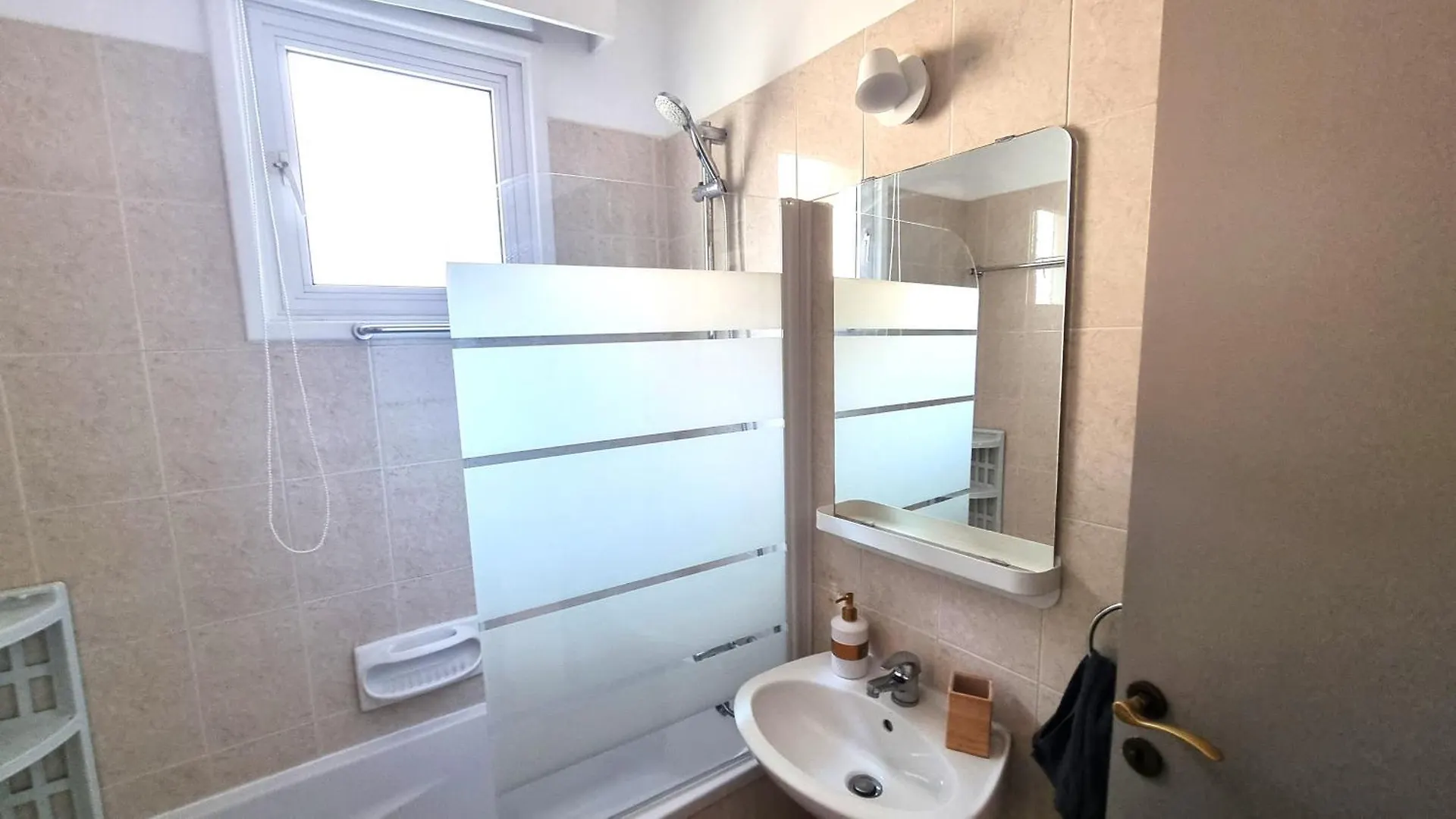 5 Min Walk To Beach, Perfect Seaside Escape 3Br Shared Apartment Larnaca