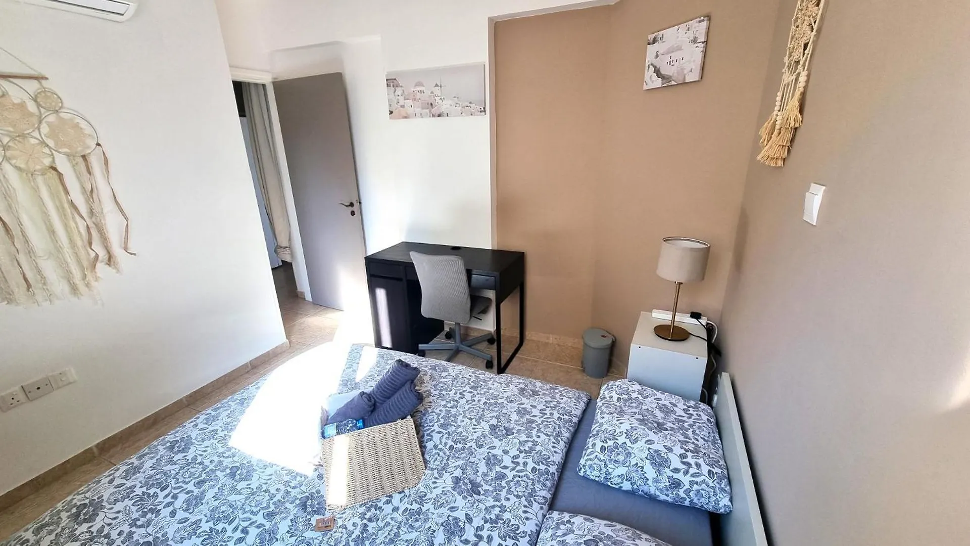 Homestay 5 Min Walk To Beach, Perfect Seaside Escape 3Br Shared Apartment Larnaca Cyprus