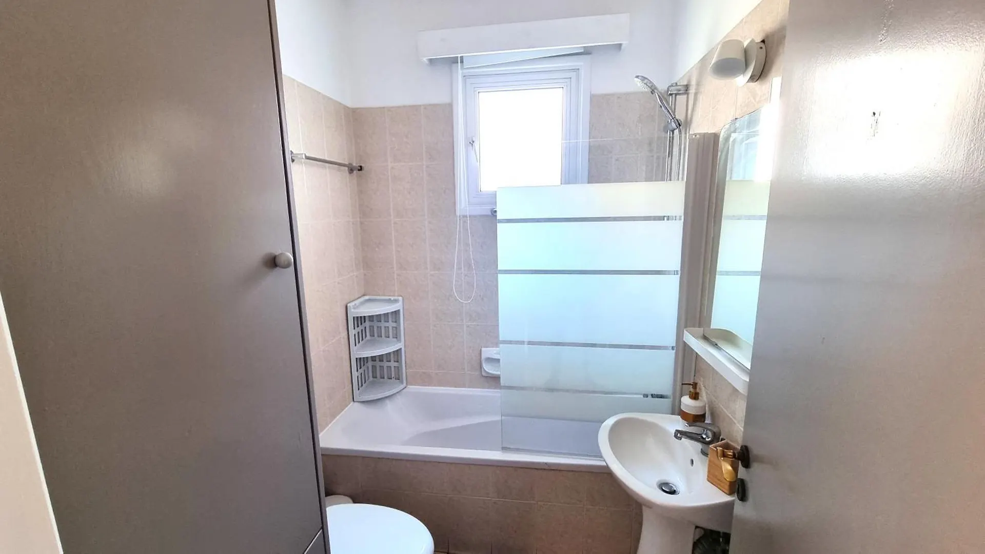 Homestay 5 Min Walk To Beach, Perfect Seaside Escape 3Br Shared Apartment Larnaca