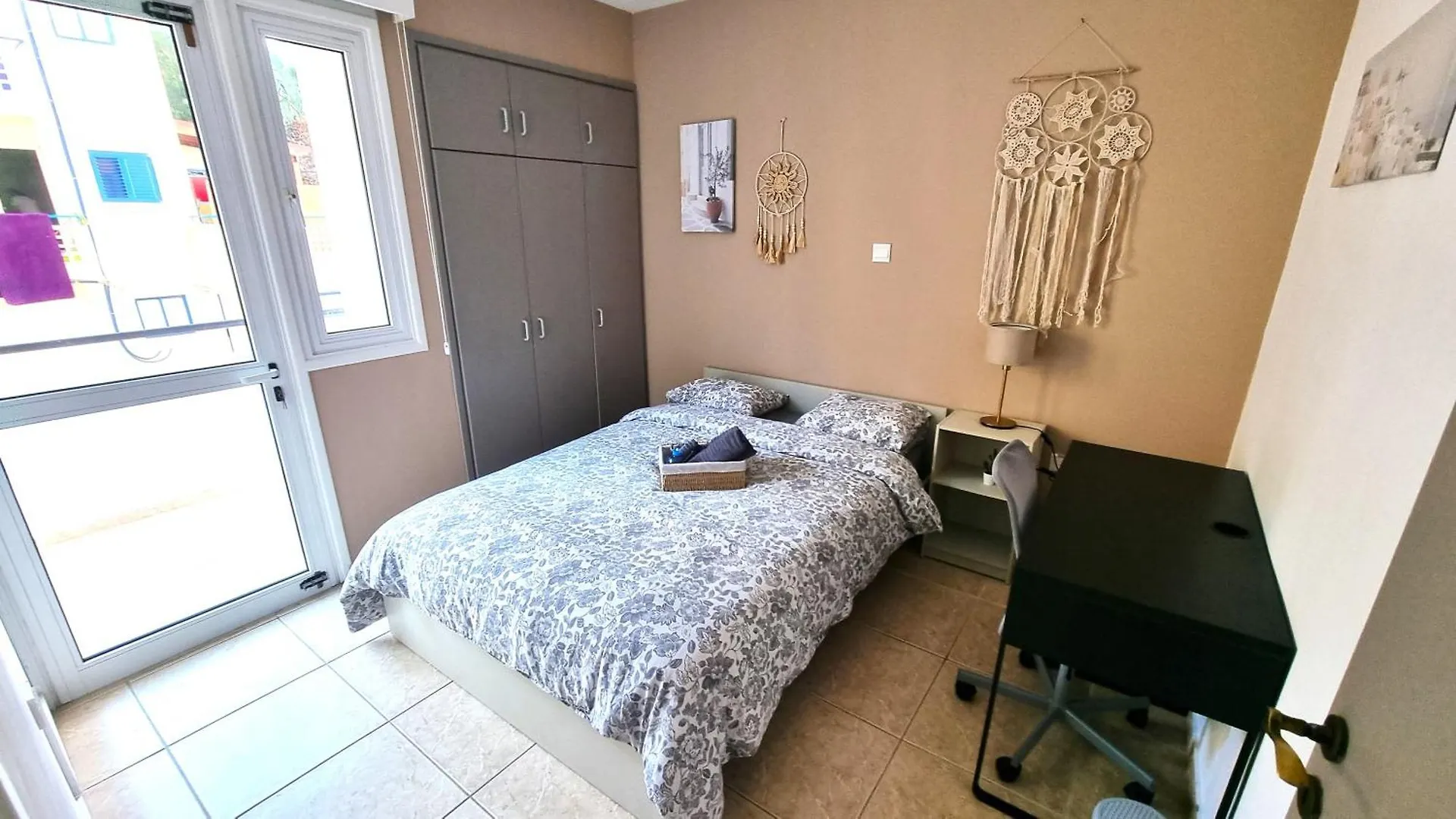 5 Min Walk To Beach, Perfect Seaside Escape 3Br Shared Apartment Larnaca