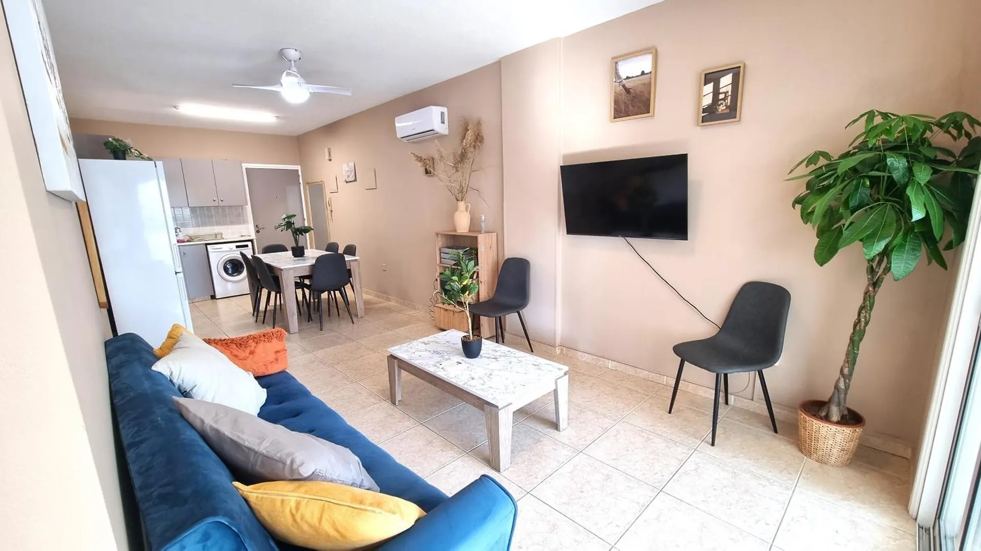 5 Min Walk To Beach, Perfect Seaside Escape 3Br Shared Apartment Larnaca Homestay