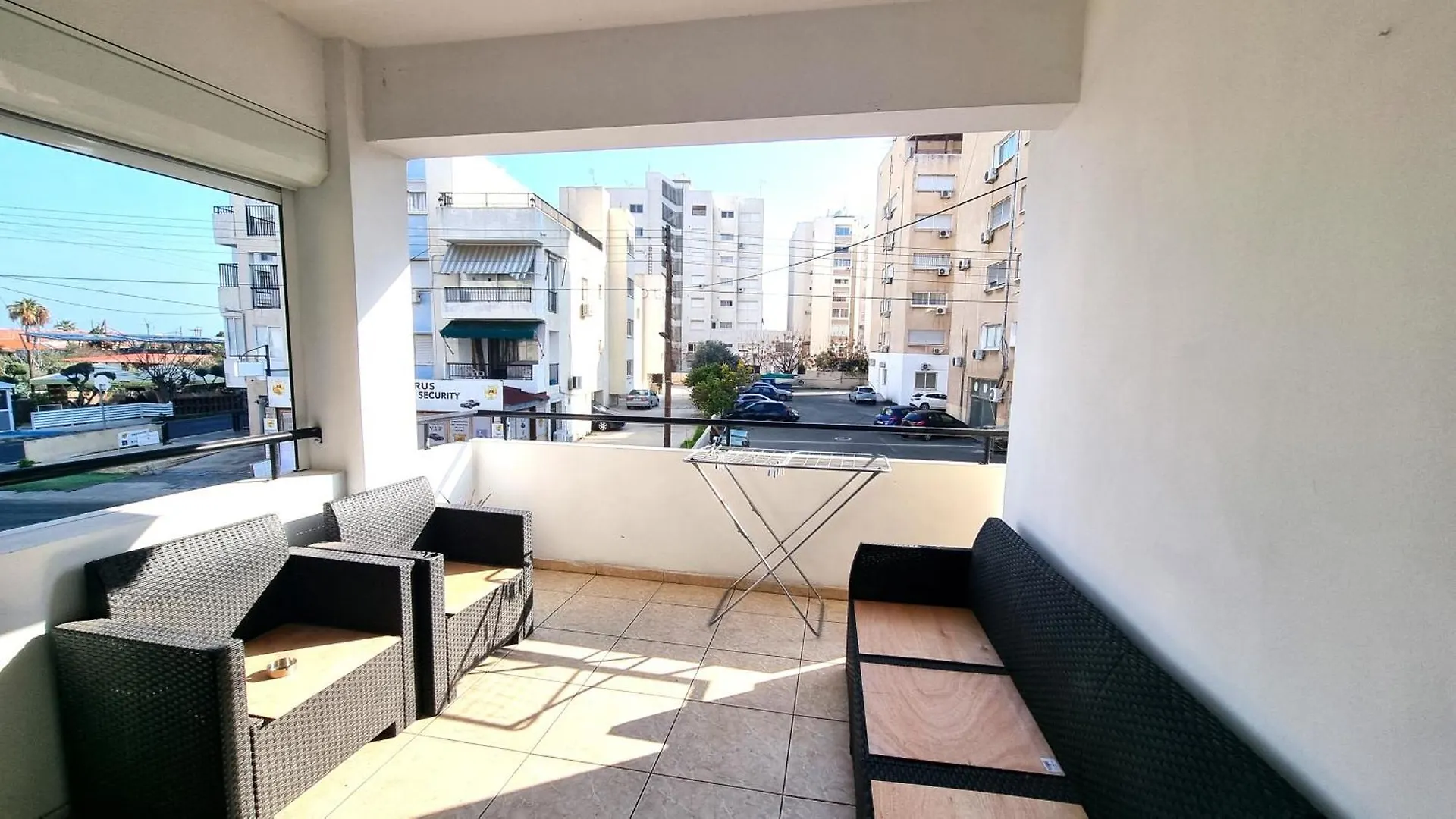 5 Min Walk To Beach, Perfect Seaside Escape 3Br Shared Apartment Larnaca