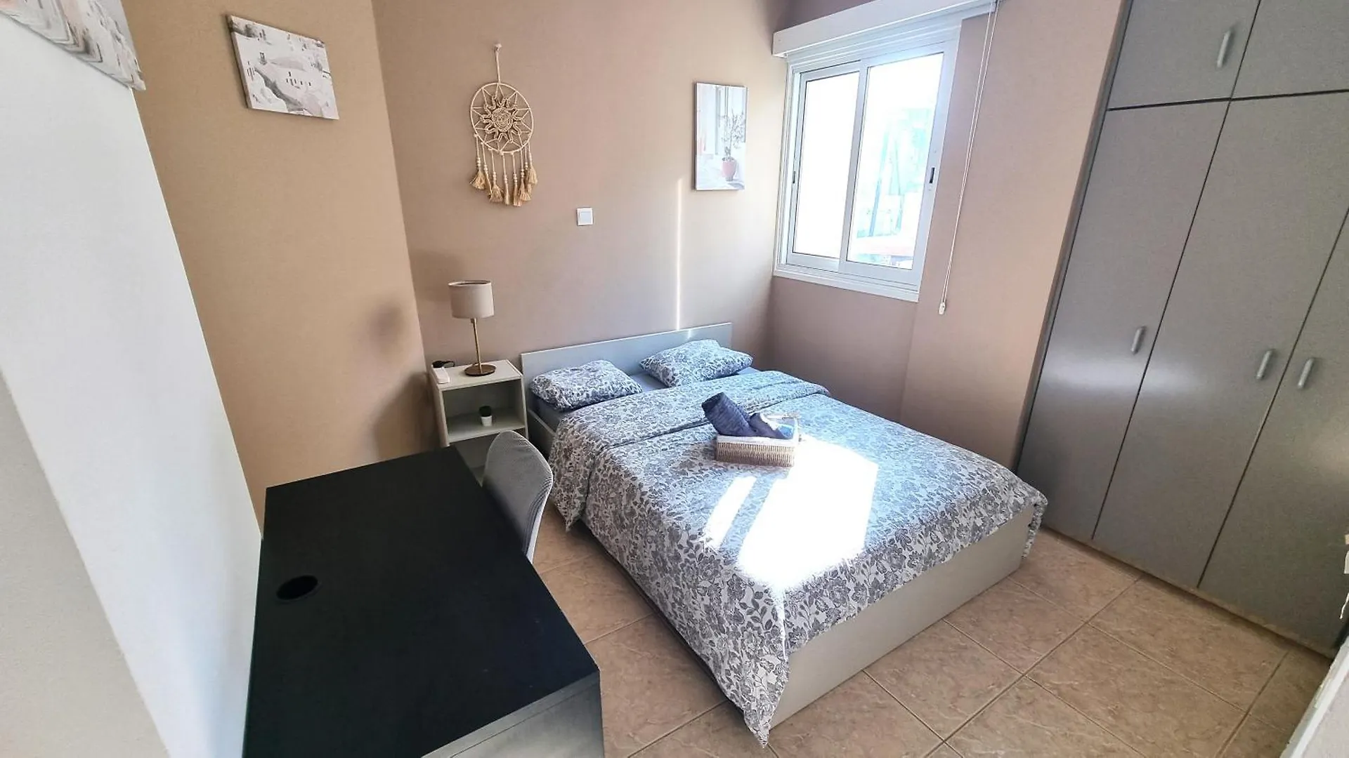 5 Min Walk To Beach, Perfect Seaside Escape 3Br Shared Apartment Larnaca Homestay