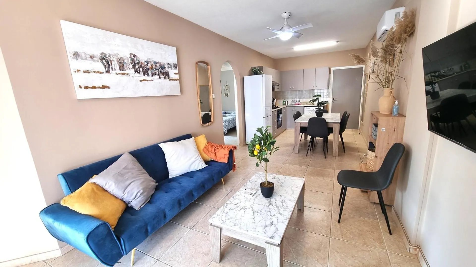 Homestay 5 Min Walk To Beach, Perfect Seaside Escape 3Br Shared Apartment Larnaca